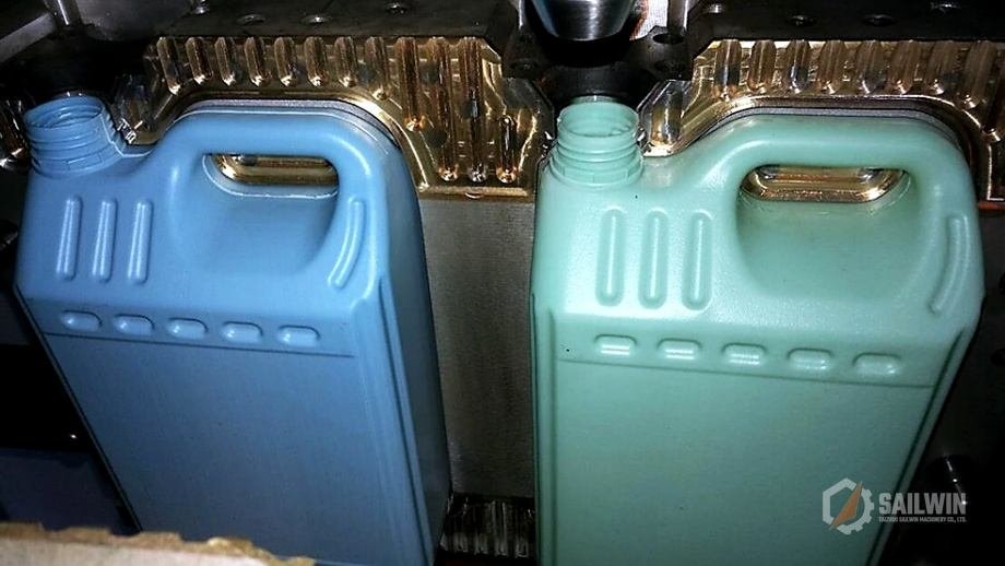 2-cavity jerry can mold mounted on extrusion blow molding machine Sailwin