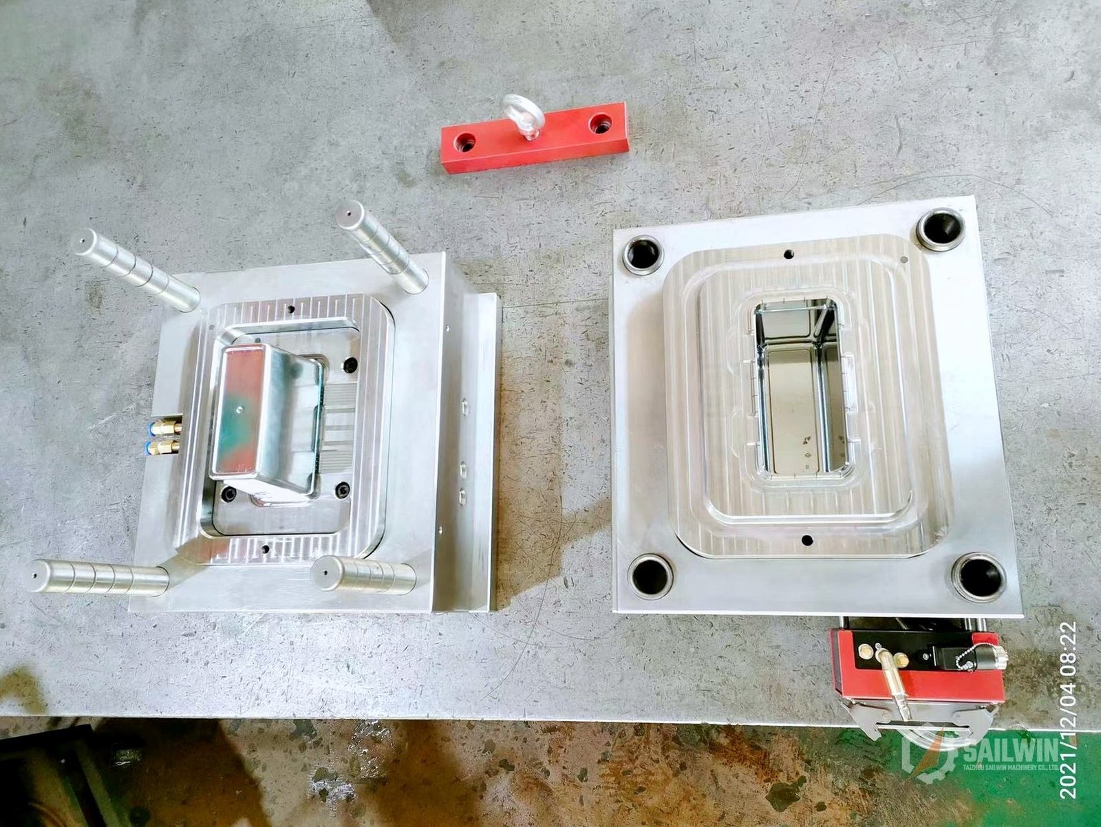 Single-cavity rectangular cooking oil can cap injection mold core and cavity on bench Sailwin